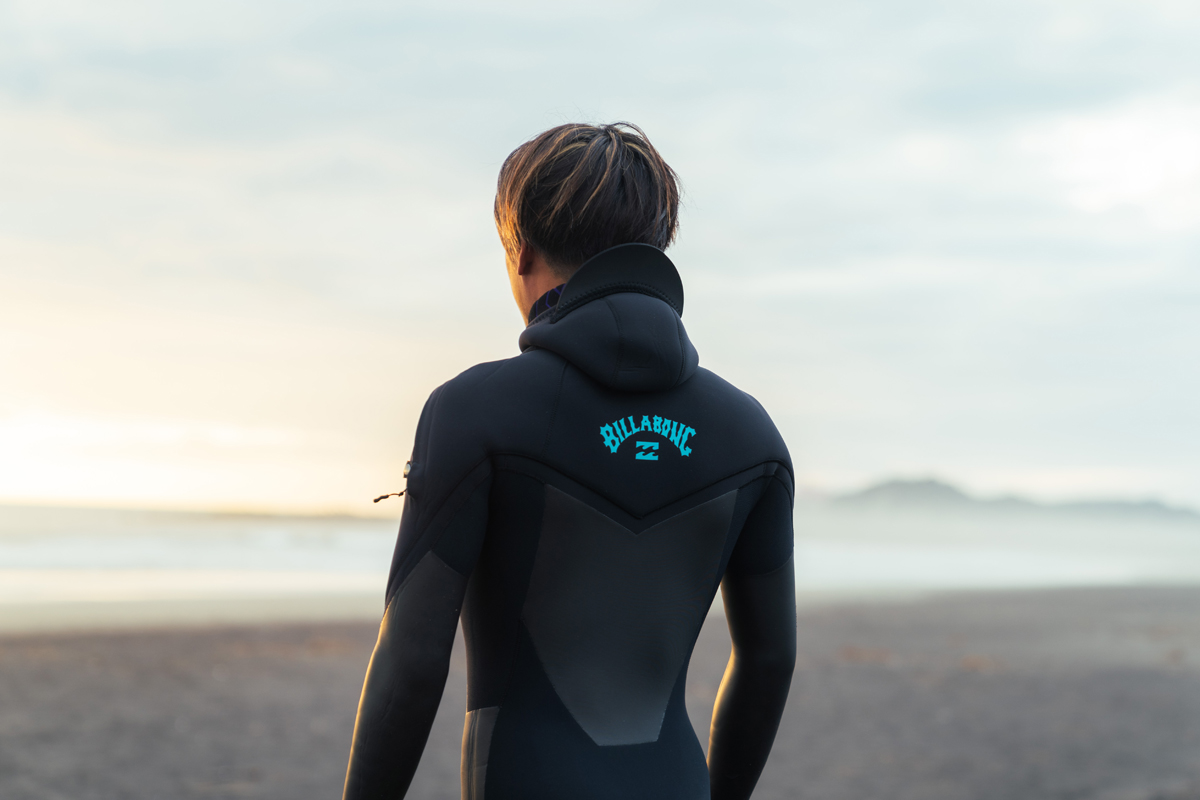 これ一着でどんな寒さにも対応。ビラボンのフード付き一体型「2WAY