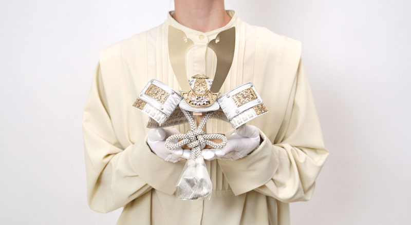 五月人形 8号銀白鉢白小札兜 灰糸威 / おしゃれでコンパクトなかわいい