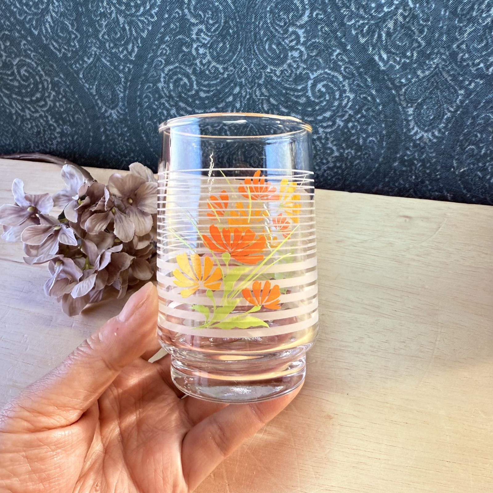 オレンジイエロー 花柄グラス 横白線