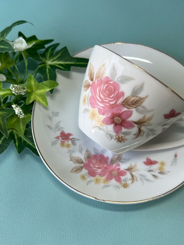 sanyotoki 60年代ティーカップ＆ソーサー ダークピンクローズ 花柄