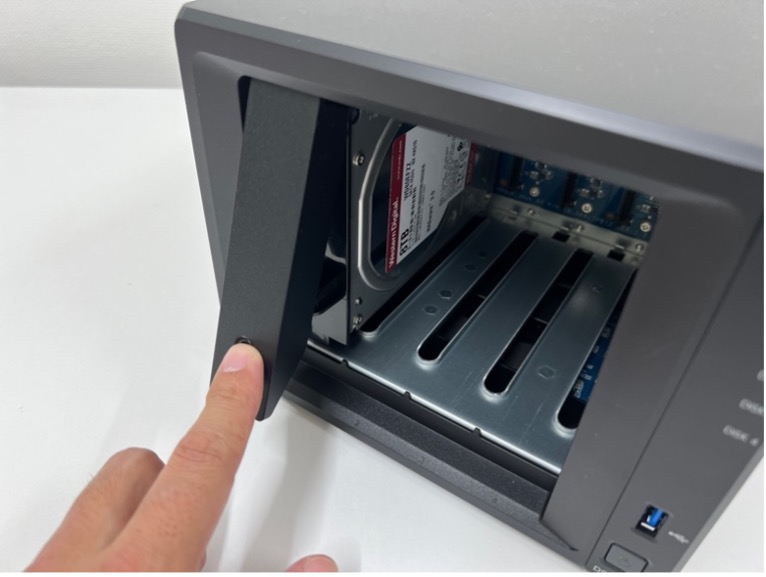 3. Synology DiskStationの物理セットアップ