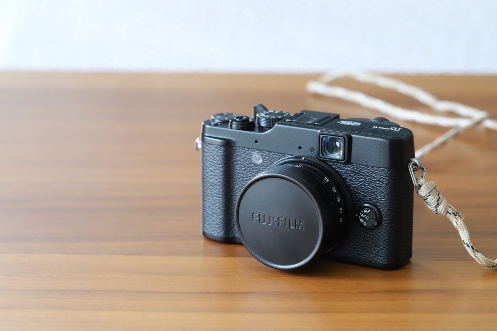 FUJIFILM X10 レビュー｜12年前のズームできるおしゃれコンパクト